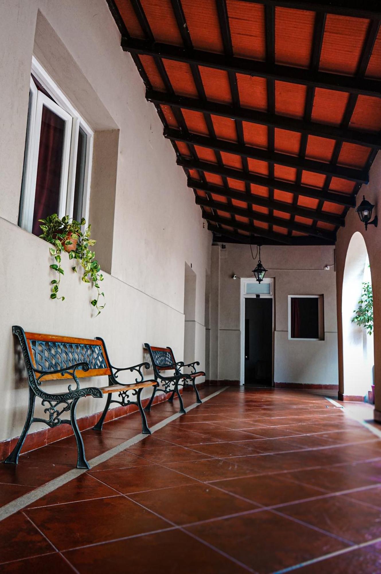 Hotel De La Linda 2*